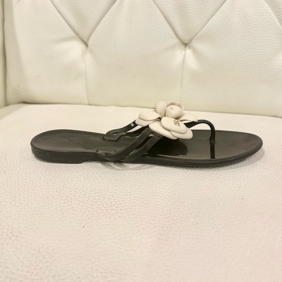 Chanel flip flops - Picture 3 of 8